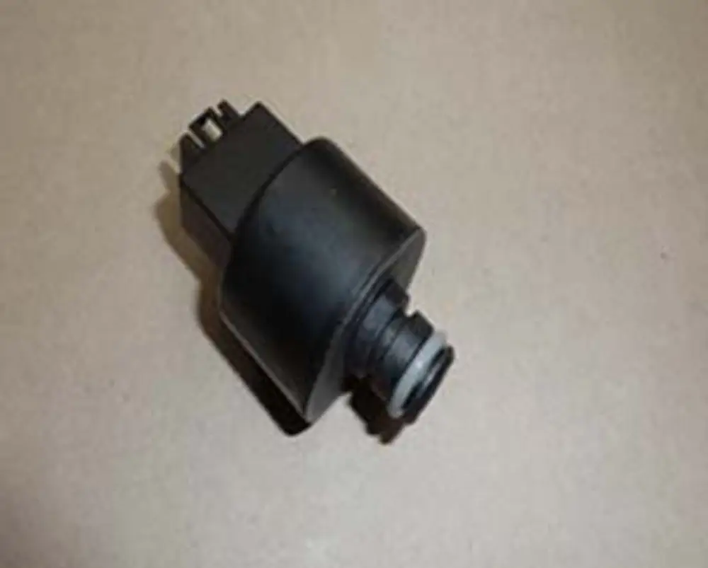 Schwarzer Wasserdruckwächter mit einem elektrischen Anschluss und einer seitlichen Abdeckung, hergestellt von Remeha. Er liegt auf einer neutralen Unterlage.